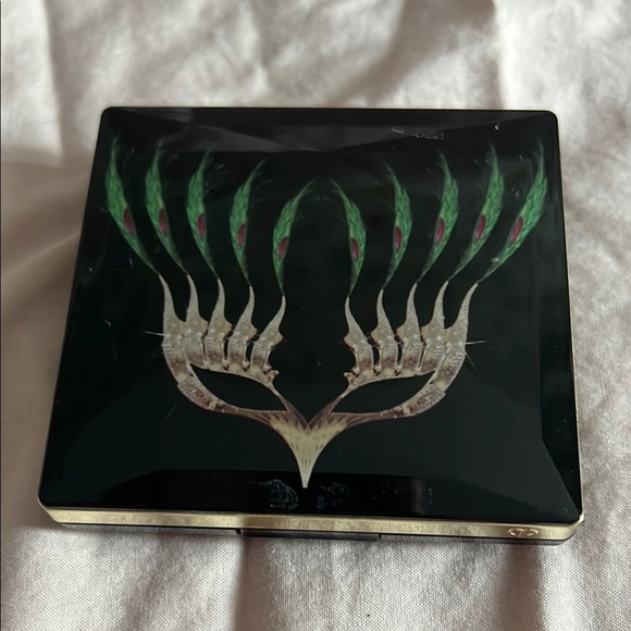 cle de peau Other - Clé de Peau Eyeshadow Palette with Green and Gold Design